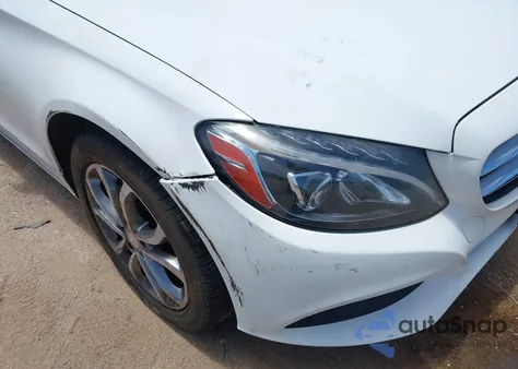 2016 Mercedes-Benz C 300 4Matic z USA, uszkodzony, nr VIN 55SWF4KB7GU100119